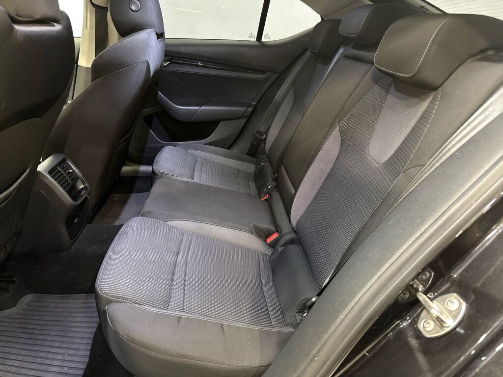 Skoda Octavia 2021 Musta