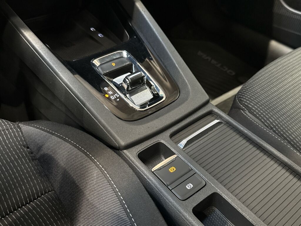 Skoda Octavia 2021 Musta