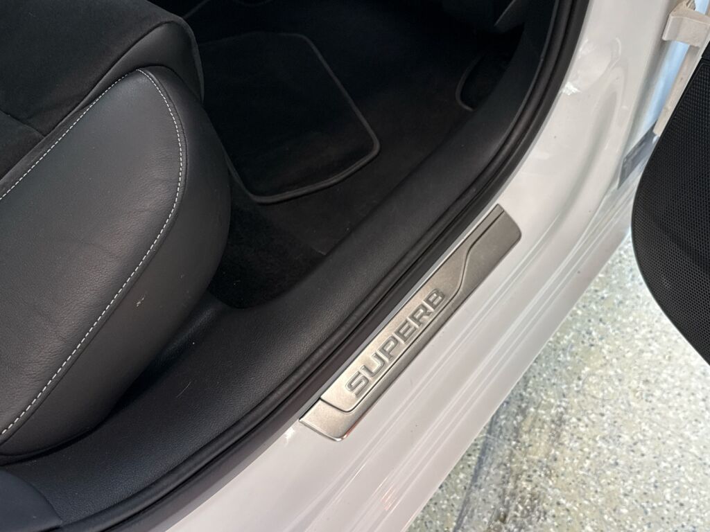 Skoda Superb 2022 Valkoinen