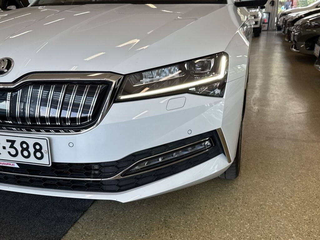 Skoda Superb 2022 Valkoinen