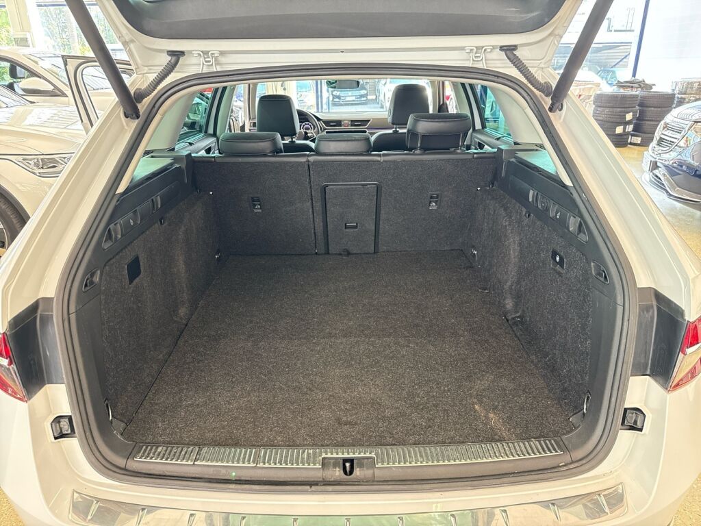 Skoda Superb 2022 Valkoinen