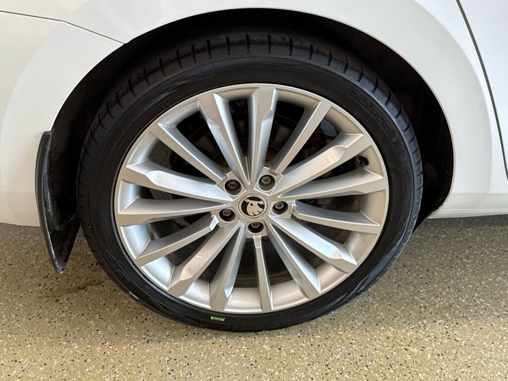 Skoda Superb 2022 Valkoinen