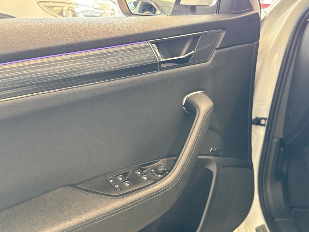 Skoda Superb 2022 Valkoinen