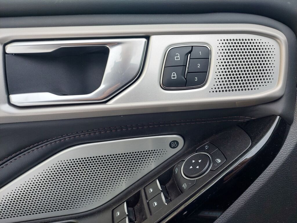 Ford Explorer 2021 Sininen