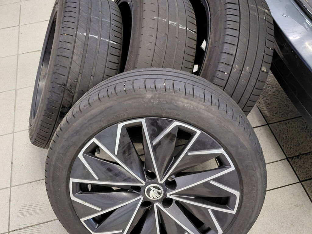 Skoda Superb 2021 Harmaa