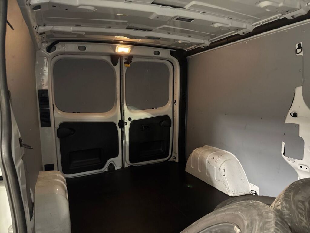 Nissan NV300 2021 Valkoinen