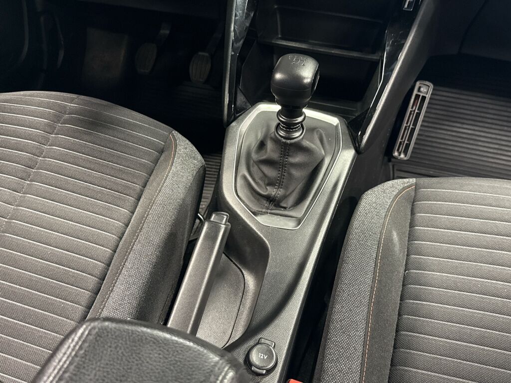 Peugeot 2008 2021 Oranssi