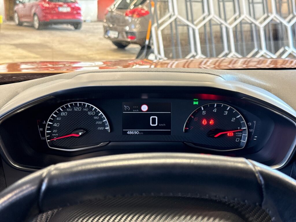 Peugeot 2008 2021 Oranssi