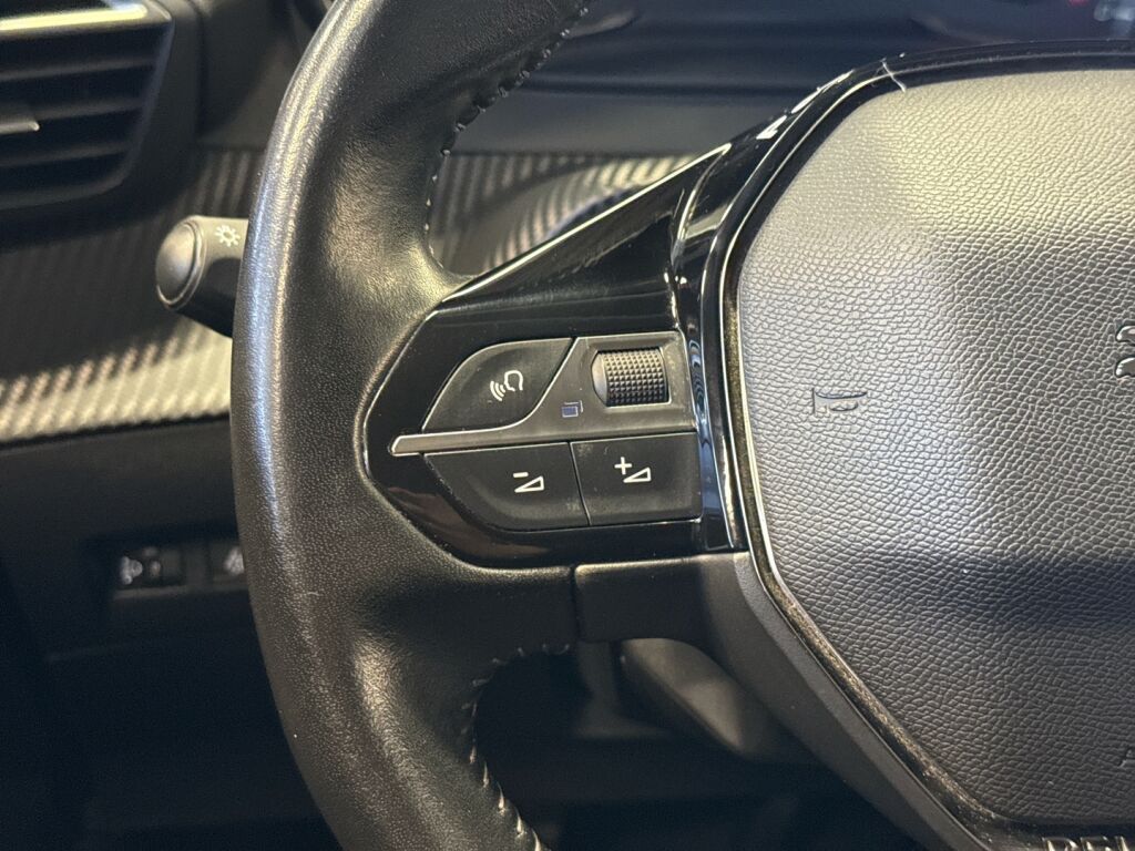 Peugeot 2008 2021 Oranssi