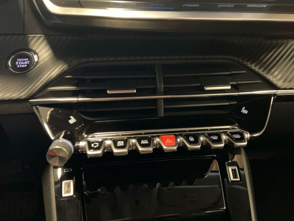 Peugeot 2008 2021 Oranssi