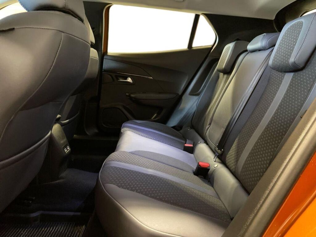 Peugeot 2008 2021 Oranssi