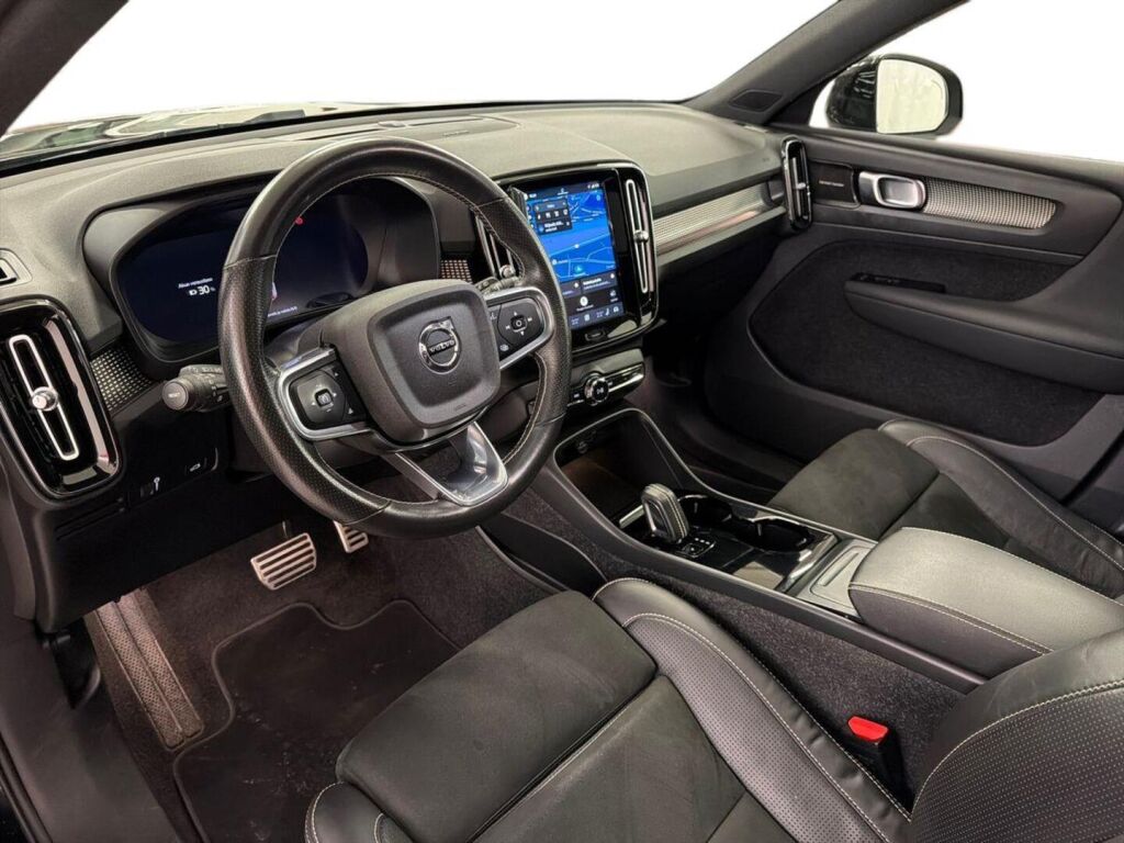 Volvo XC40 2021 Musta