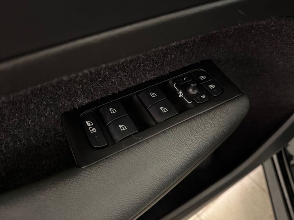 Volvo XC40 2021 Musta