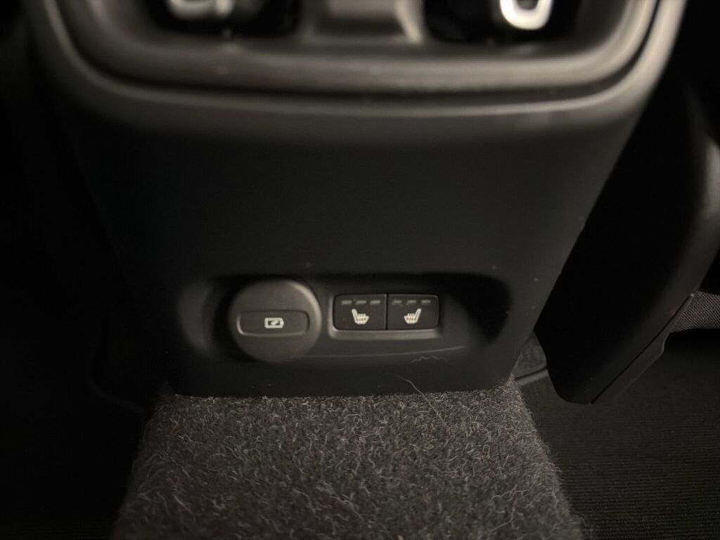 Volvo XC40 2021 Musta