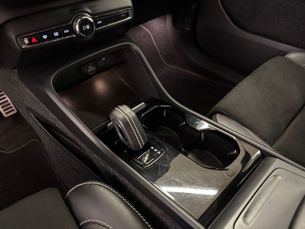 Volvo XC40 2021 Musta