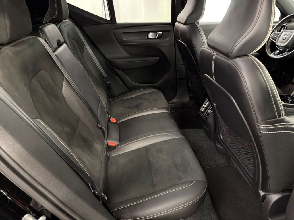 Volvo XC40 2021 Musta