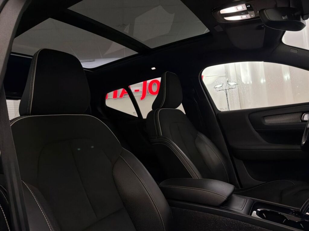 Volvo XC40 2021 Musta