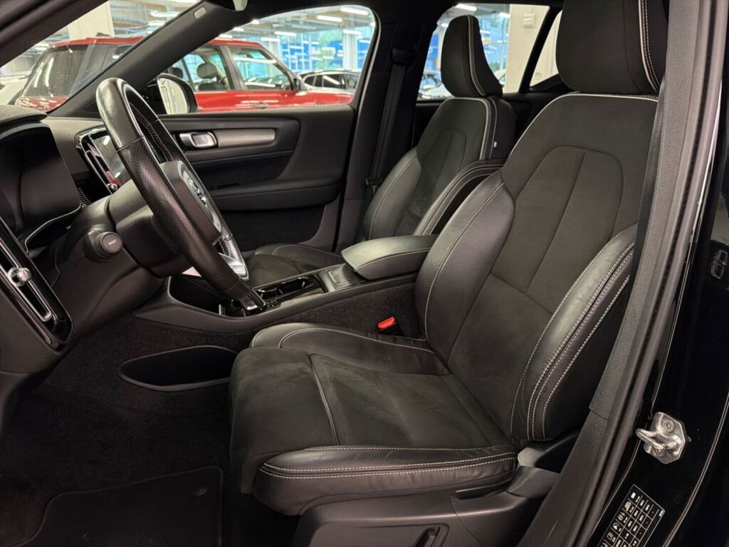 Volvo XC40 2021 Musta