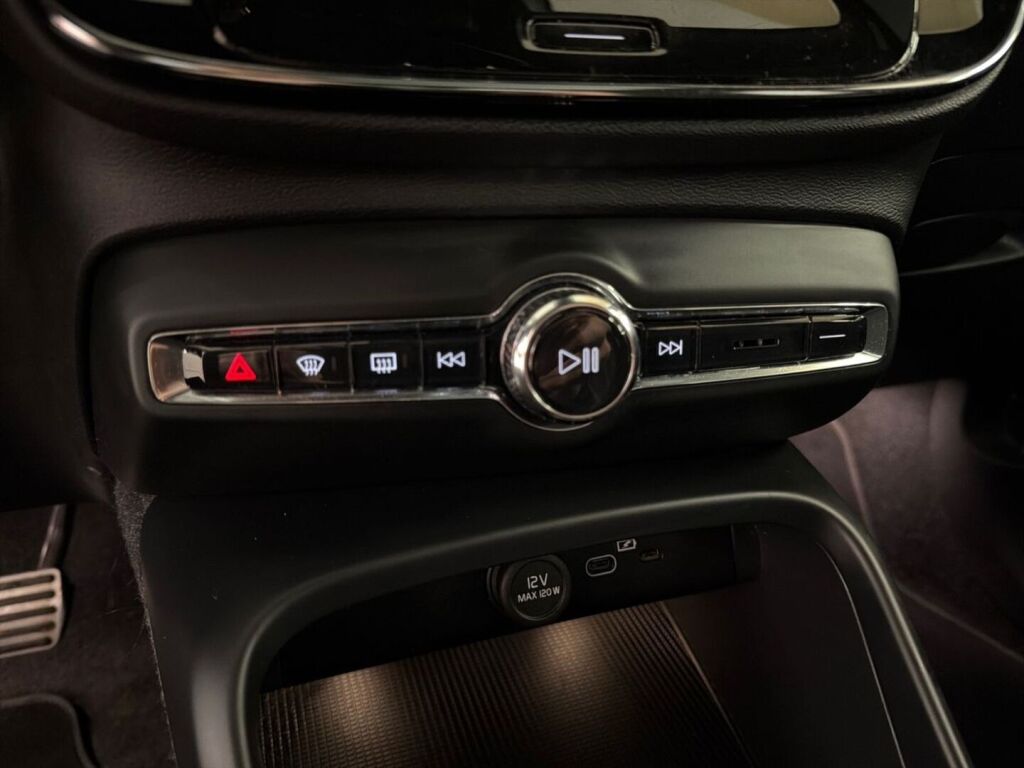 Volvo XC40 2021 Musta