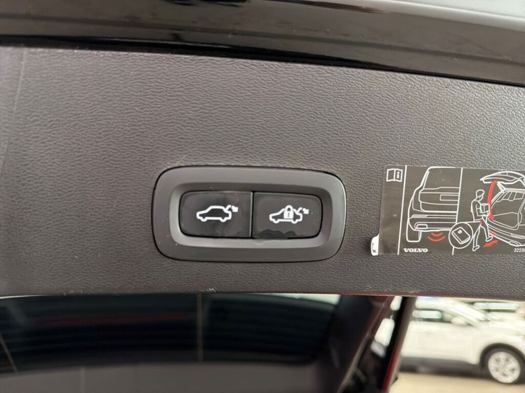 Volvo XC40 2021 Musta
