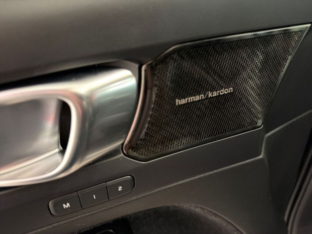 Volvo XC40 2021 Musta
