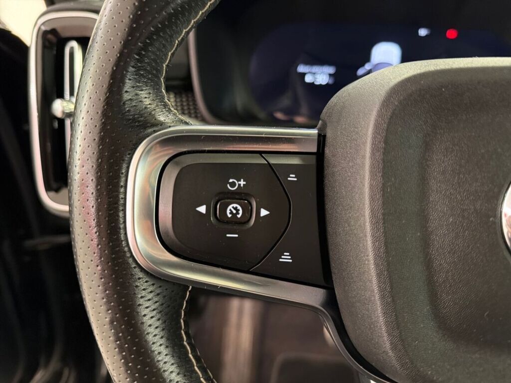 Volvo XC40 2021 Musta