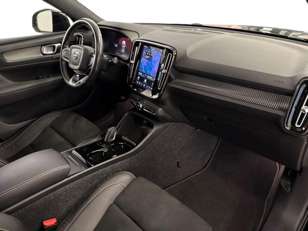 Volvo XC40 2021 Musta