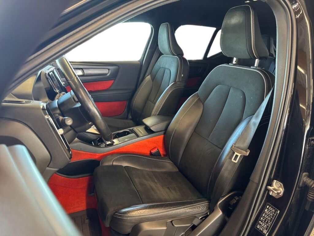 Volvo XC40 2021 Musta