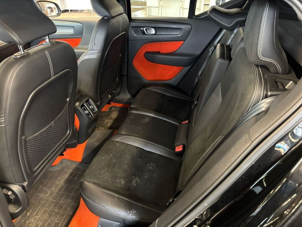 Volvo XC40 2021 Musta