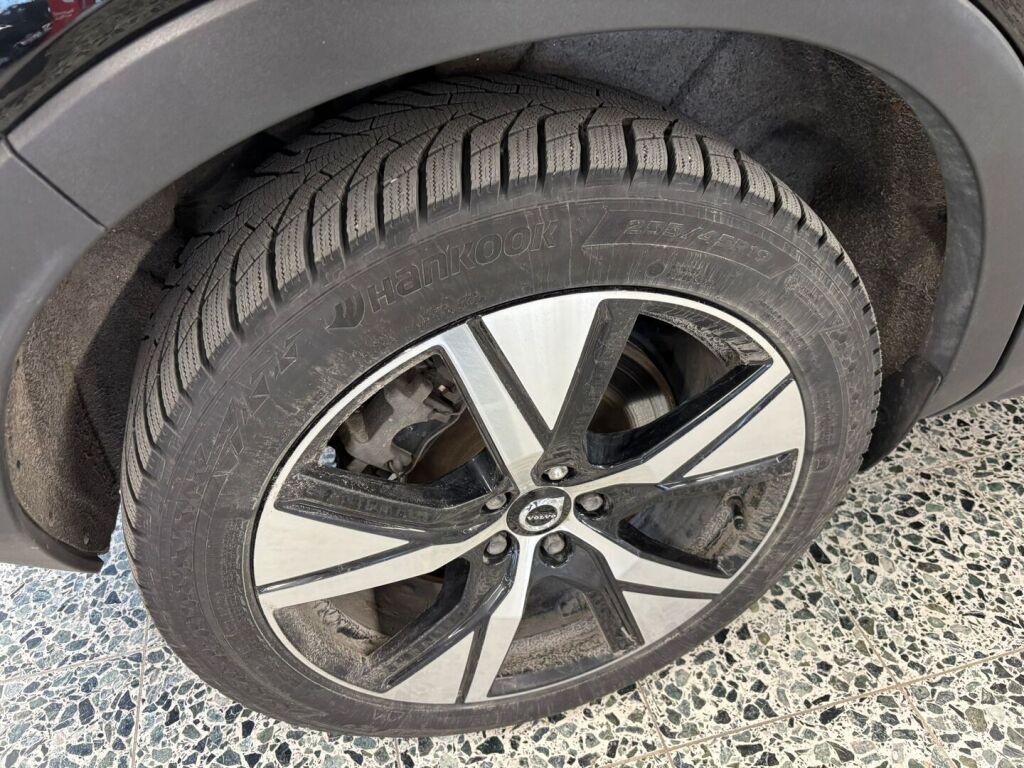 Volvo XC40 2021 Musta