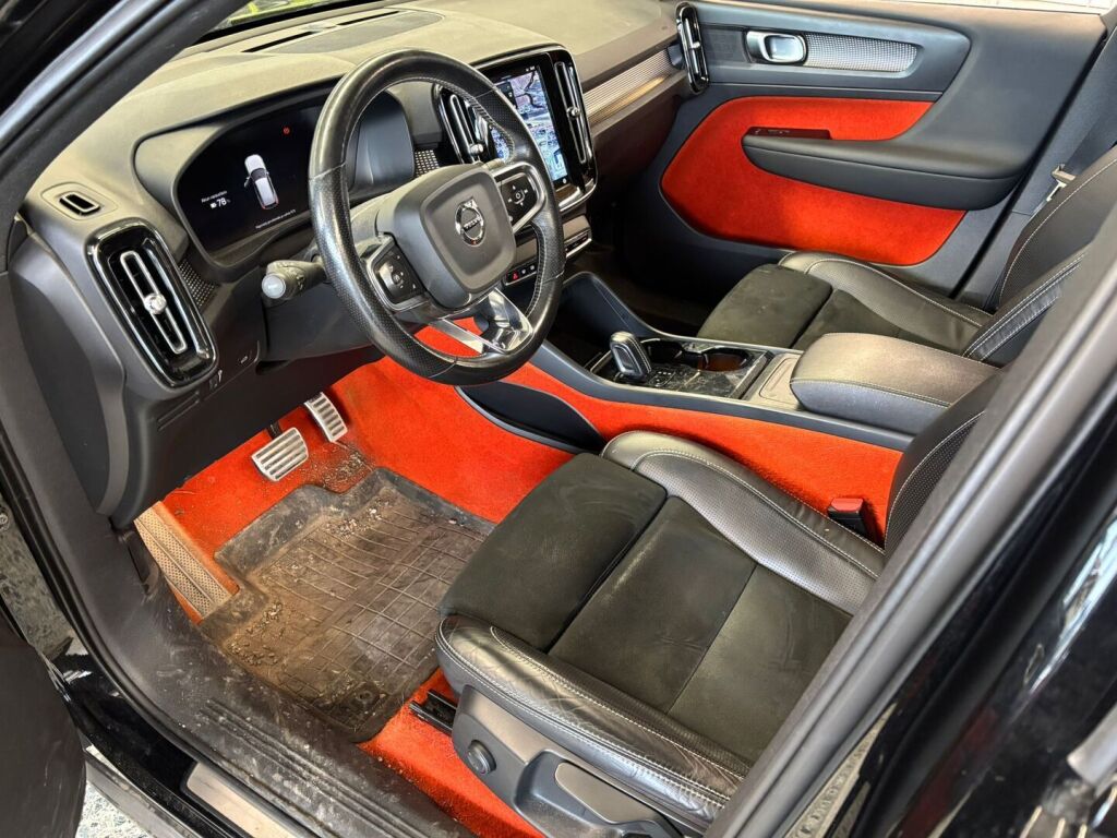 Volvo XC40 2021 Musta