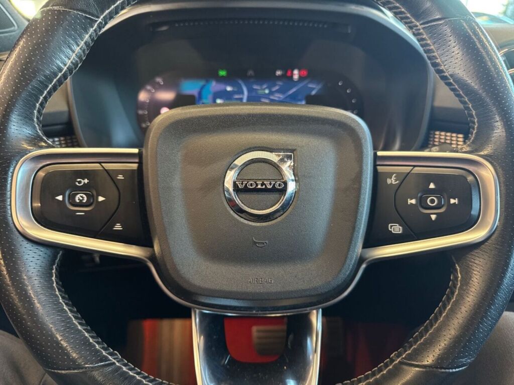 Volvo XC40 2021 Musta