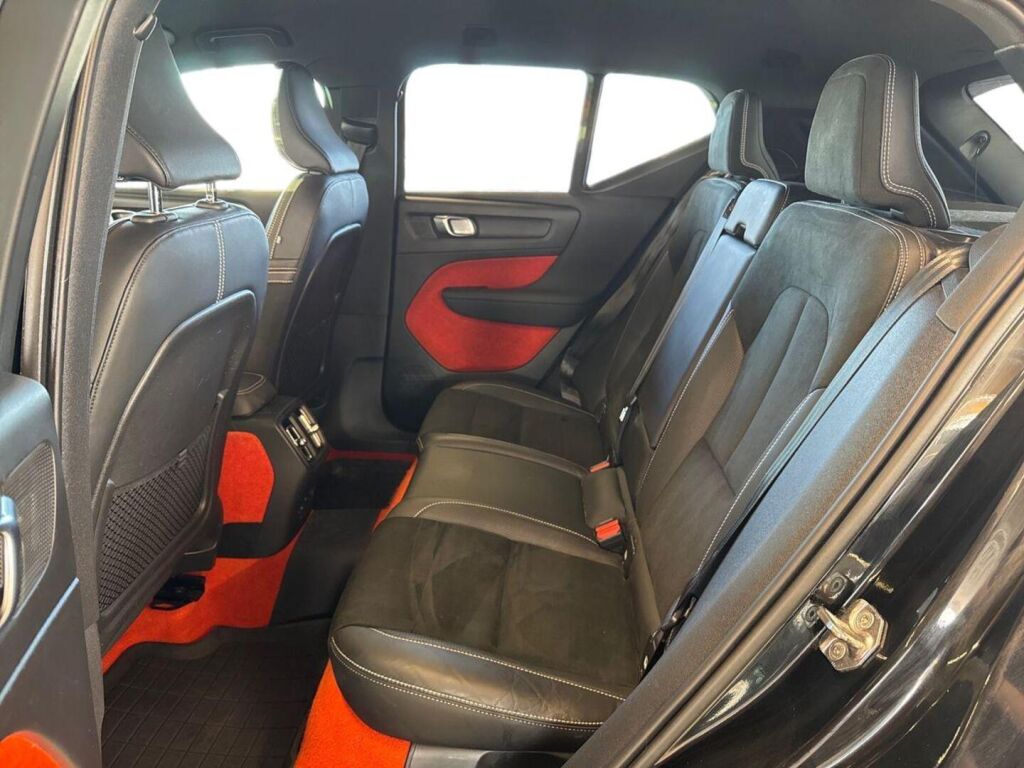 Volvo XC40 2021 Musta