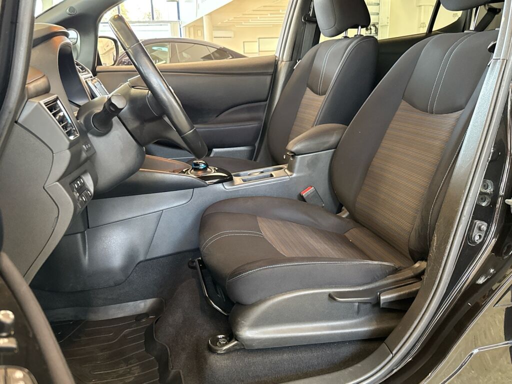 Nissan Leaf 2021 Musta