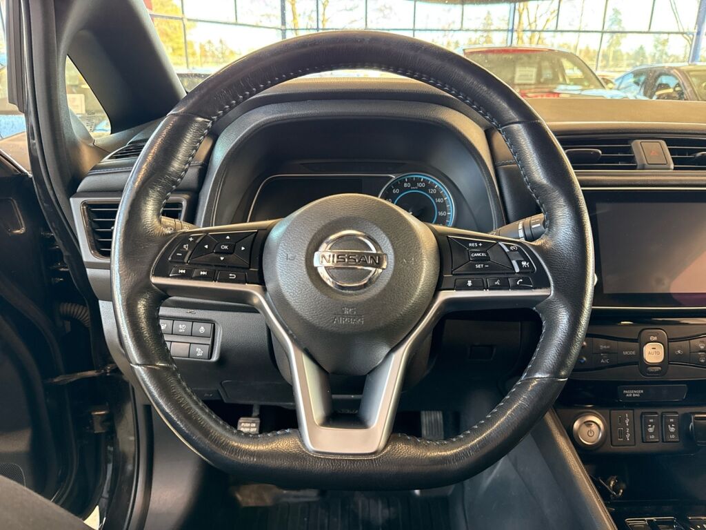 Nissan Leaf 2021 Musta