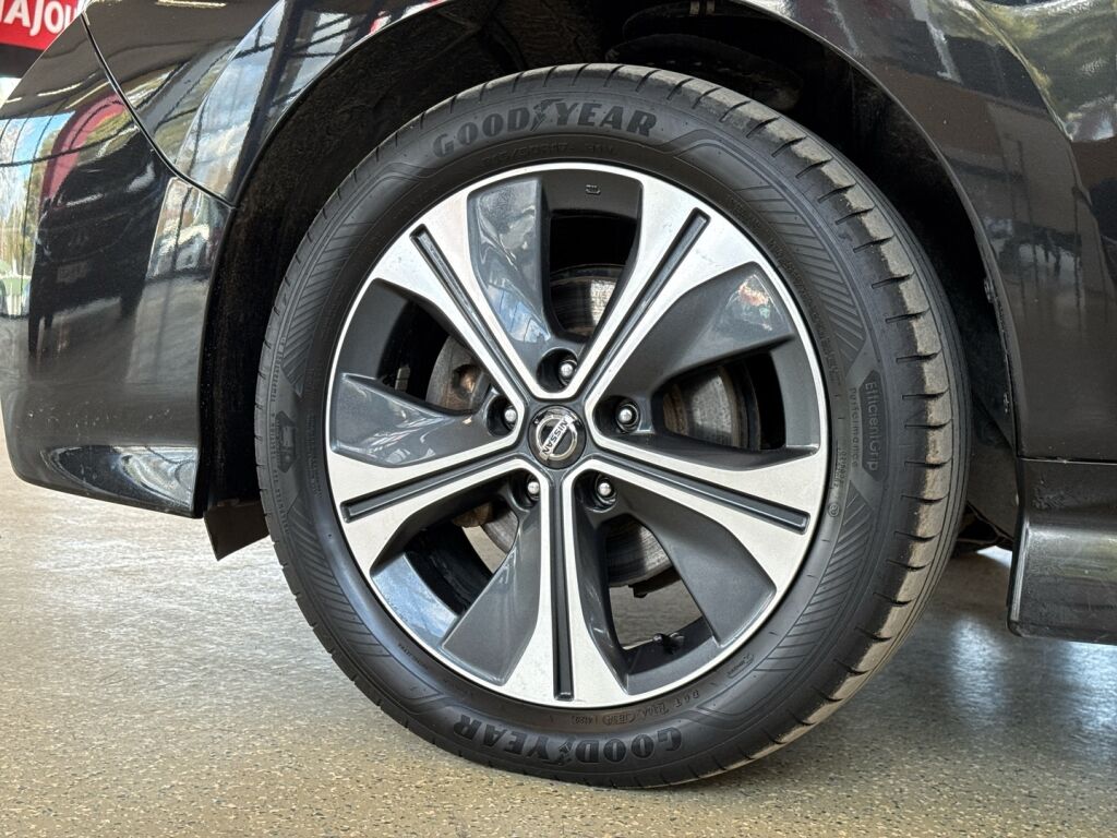 Nissan Leaf 2021 Musta