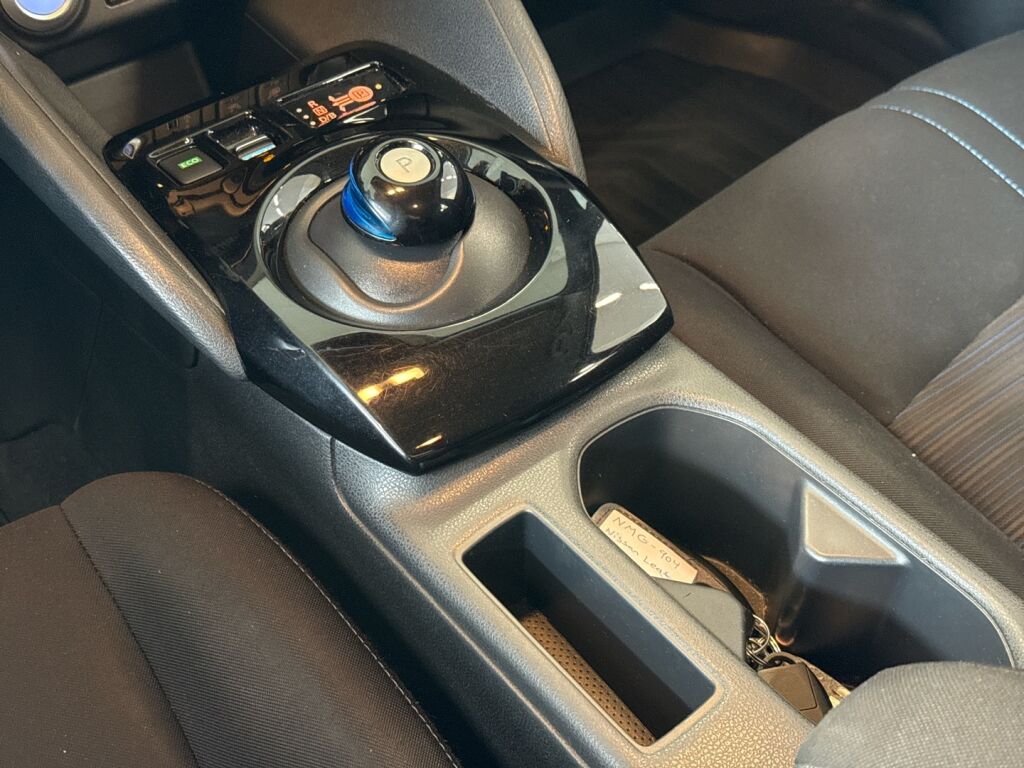 Nissan Leaf 2021 Musta