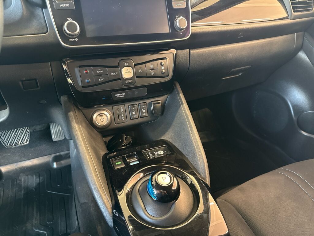 Nissan Leaf 2021 Musta