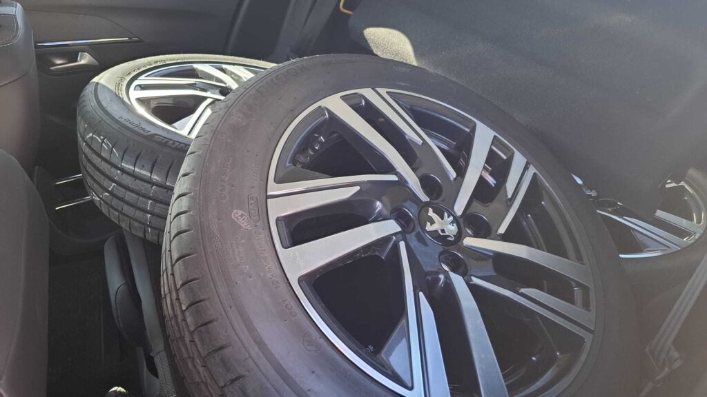 Peugeot 208 2021 Keltainen