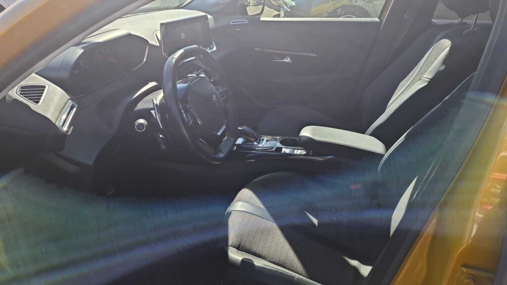 Peugeot 208 2021 Keltainen