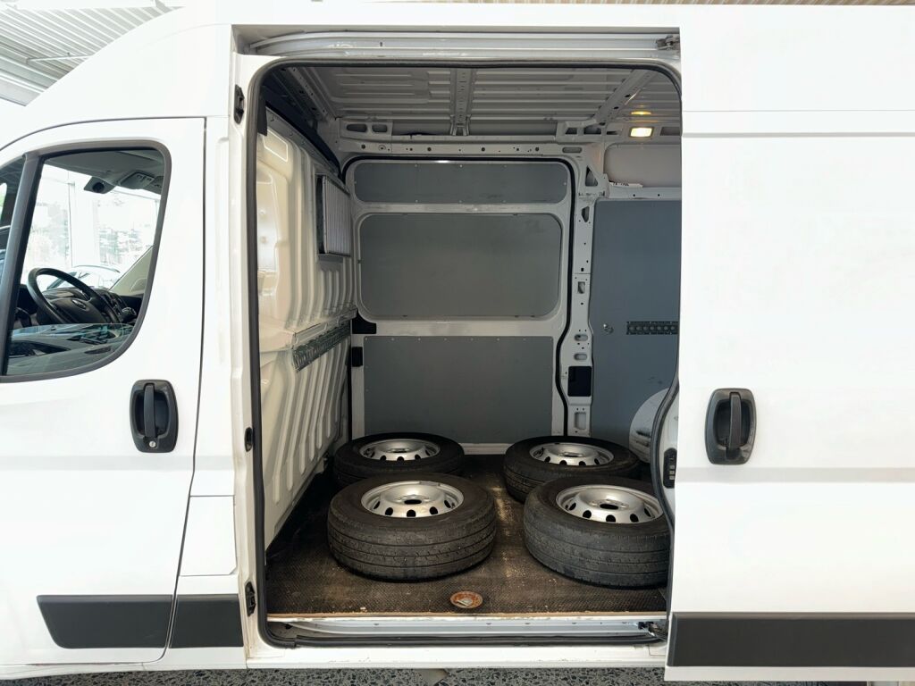 Opel Movano 2022 Musta