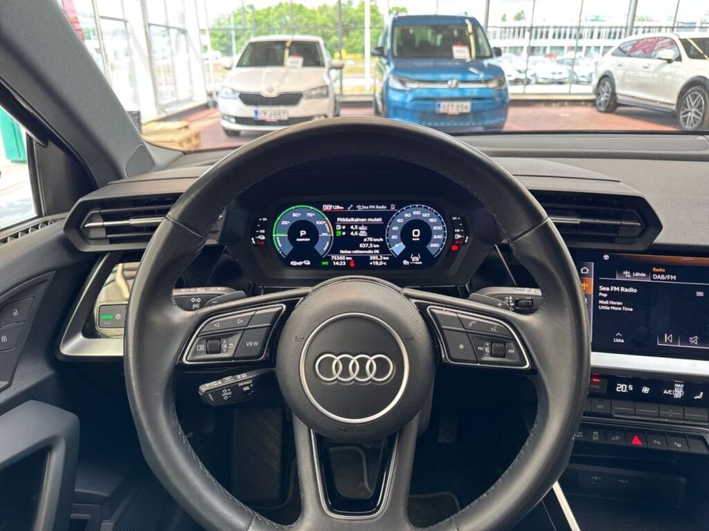 Audi A3 2022 Musta metalli(Mythos black)
