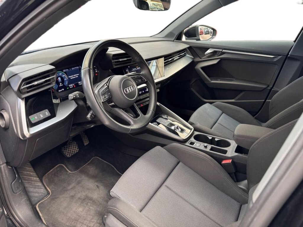 Audi A3 2022 Musta metalli(Mythos black)