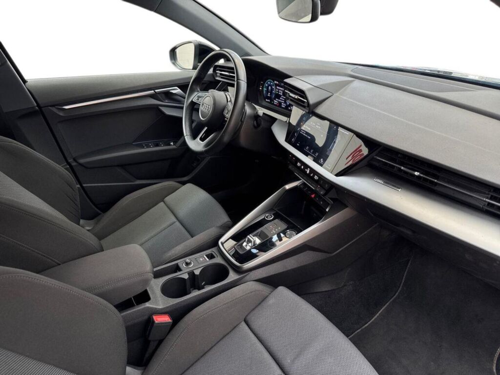 Audi A3 2022 Musta metalli(Mythos black)