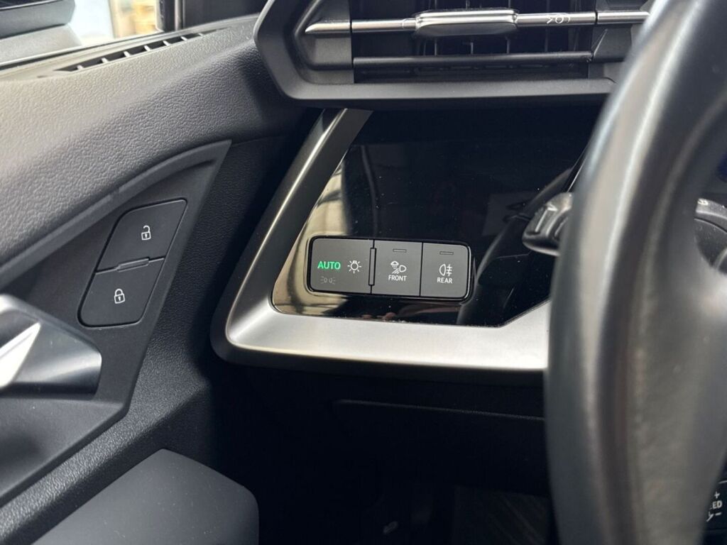 Audi A3 2022 Musta metalli(Mythos black)