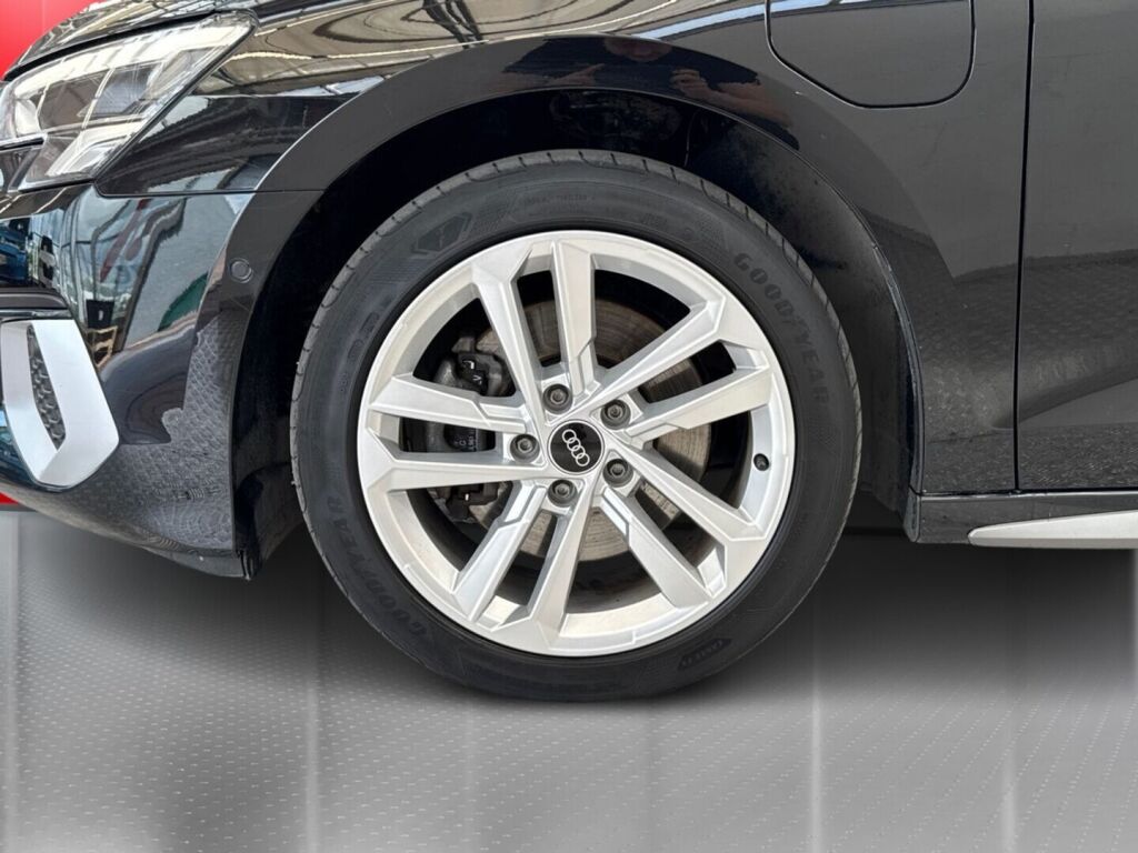 Audi A3 2022 Musta metalli(Mythos black)