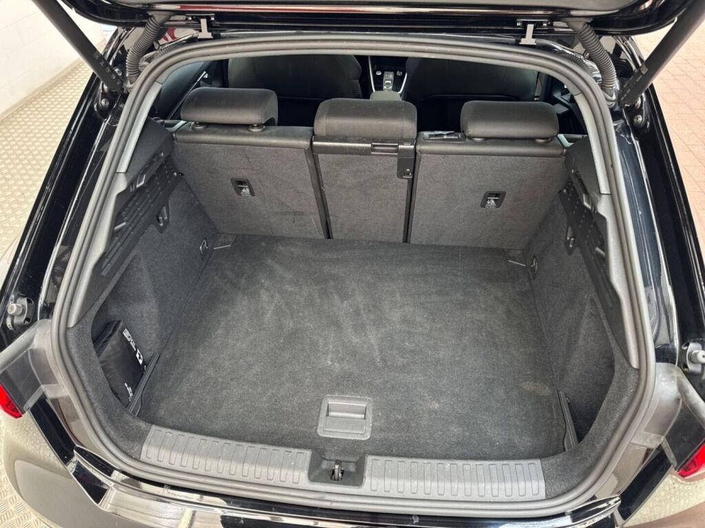 Audi A3 2022 Musta metalli(Mythos black)