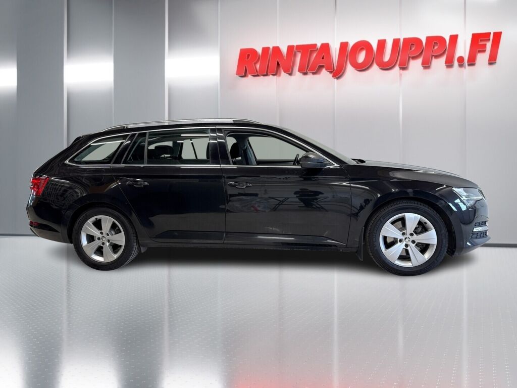 Skoda Superb 2022 Musta