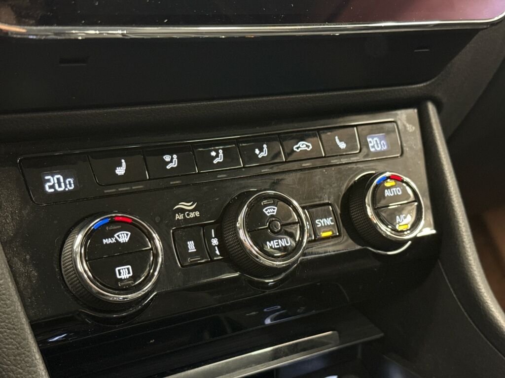 Skoda Superb 2022 Musta