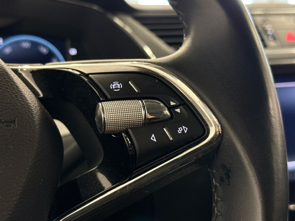 Skoda Superb 2022 Musta